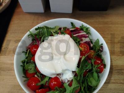 Salotas su burrata ir vyšniniais pomidorais per 15 minučių Žingsnis 3