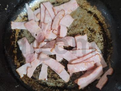 Farfalle su rūkyta mėsa grietinėlės padaže keptuvėje Žingsnis 1