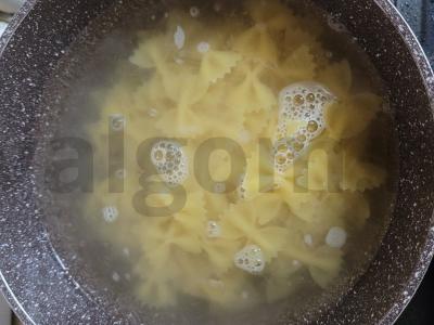 Farfalle su rūkyta mėsa grietinėlės padaže keptuvėje Žingsnis 2