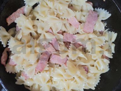 Farfalle su rūkyta mėsa grietinėlės padaže keptuvėje Žingsnis 4