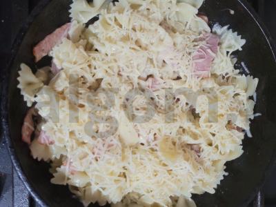 Farfalle su rūkyta mėsa grietinėlės padaže keptuvėje Žingsnis 5