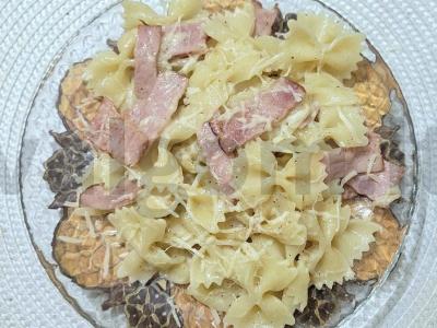 Farfalle su rūkyta mėsa grietinėlės padaže keptuvėje pagrindine nuotrauka