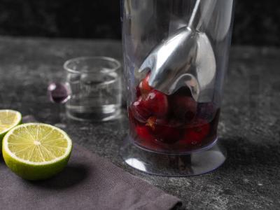 Bealkoholinė „Margarita“ su vyšniomis ir sodos Žingsnis 1