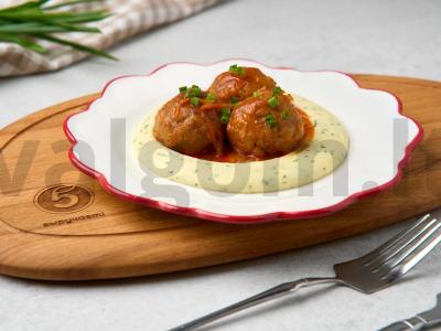 Jautienos kotletai su padažu pagrindine nuotrauka