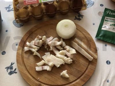 Omletas su šonine ir svogūnais Žingsnis 1