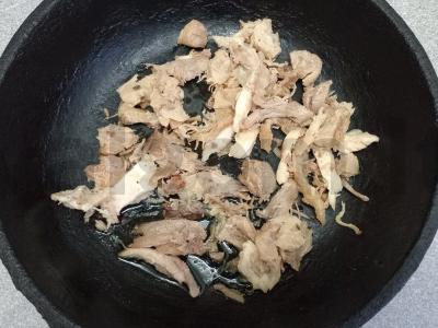 Omletas su troškiniu ir džiovintu krapu Žingsnis 1