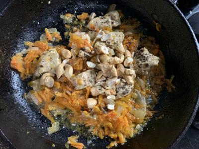 Vištienos krūtinėlė su daržovėmis ir anakardžiais Žingsnis 4