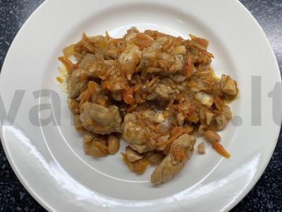 Vištienos krūtinėlė su daržovėmis ir anakardžiais pagrindine nuotrauka