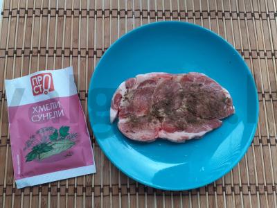 Kiaulienos steikas su raudonuoju svogūnu ir žolelėmis Žingsnis 1