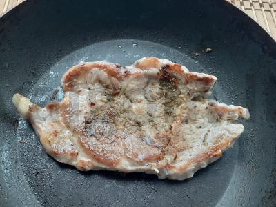 Kiaulienos steikas su raudonuoju svogūnu ir žolelėmis Žingsnis 3