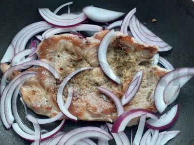 Kiaulienos steikas su raudonuoju svogūnu ir žolelėmis Žingsnis 4