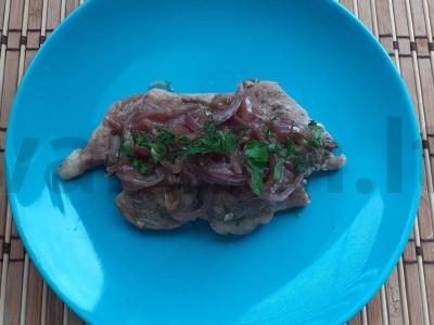 Kiaulienos steikas su raudonuoju svogūnu ir žolelėmis pagrindine nuotrauka