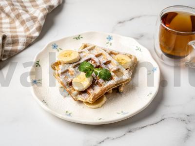 Belgų vafliai su bananais pagrindine nuotrauka
