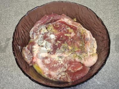 Kiaulienos kotletas su kaimiškais bulvėmis Žingsnis 7