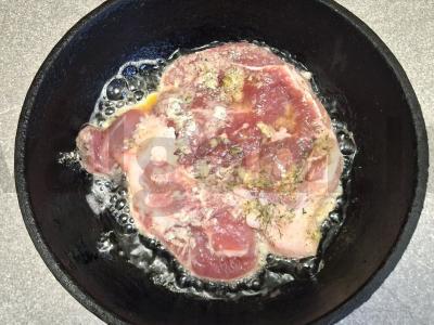 Kiaulienos kotletas su kaimiškais bulvėmis Žingsnis 8