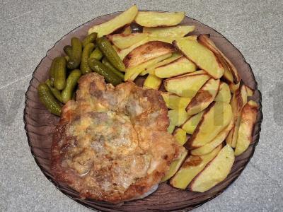 Kiaulienos kotletas su kaimiškais bulvėmis pagrindine nuotrauka