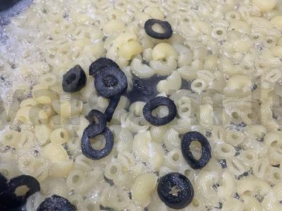 Makaronai su svogūnais, alyvuogėmis ir kreminiu sūriu Žingsnis 3