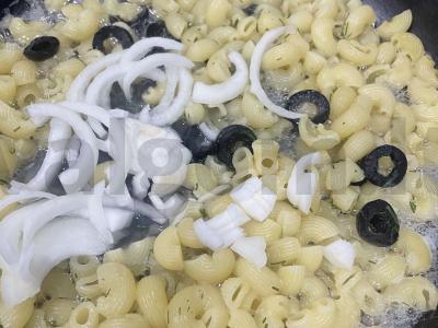 Makaronai su svogūnais, alyvuogėmis ir kreminiu sūriu Žingsnis 5