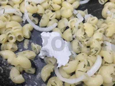 Makaronai su svogūnais, alyvuogėmis ir kreminiu sūriu Žingsnis 6