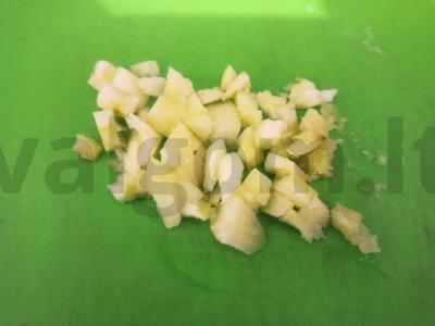 Vaisių desertas su obuoliu, vynuogėmis ir persimonu Žingsnis 1