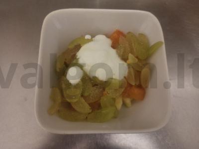 Vaisių desertas su obuoliu, vynuogėmis ir persimonu Žingsnis 4