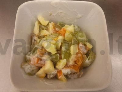 Vaisių desertas su obuoliu, vynuogėmis ir persimonu pagrindine nuotrauka