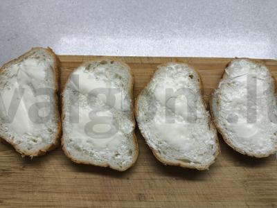 Karšti sumuštiniai su saliami ir sūriu čechil Žingsnis 1