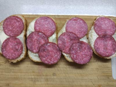 Karšti sumuštiniai su saliami ir sūriu čechil Žingsnis 2