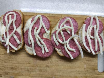 Karšti sumuštiniai su saliami ir sūriu čechil Žingsnis 3