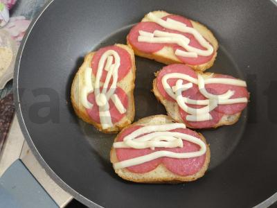 Karšti sumuštiniai su saliami ir sūriu čechil Žingsnis 4