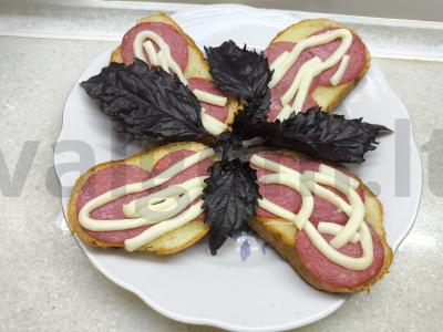 Karšti sumuštiniai su saliami ir sūriu čechil Žingsnis 5