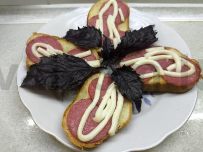 Karšti sumuštiniai su saliami ir sūriu čechil pagrindine nuotrauka