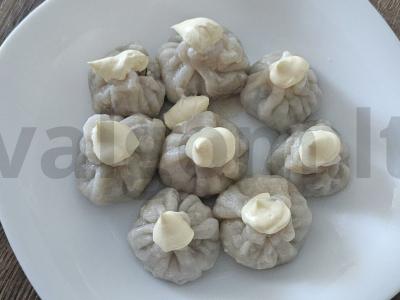 Namų sultingi khinkaliai su mėsa pagrindine nuotrauka