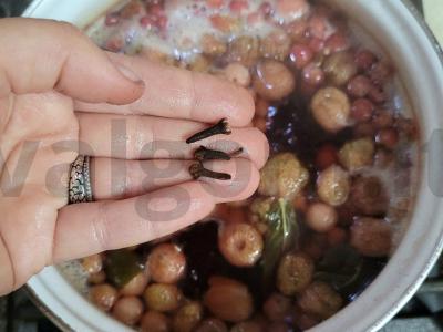 Kvapnus kompotas su vyšniomis, serbentais, braškėmis, mėtomis ir gvazdikėliais Žingsnis 5