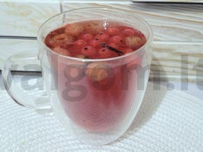 Kvapnus kompotas su vyšniomis, serbentais, braškėmis, mėtomis ir gvazdikėliais pagrindine nuotrauka