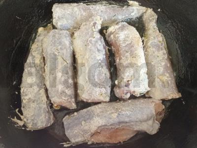 Kepta putasu su svogūnais ir bulvių košės garnyru Žingsnis 3