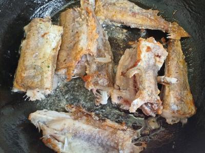 Kepta putasu su svogūnais ir bulvių košės garnyru Žingsnis 4