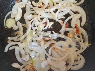 Kepta putasu su svogūnais ir bulvių košės garnyru Žingsnis 5