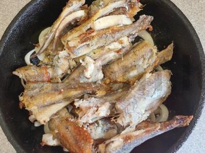 Kepta putasu su svogūnais ir bulvių košės garnyru Žingsnis 6