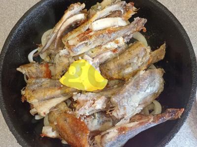 Kepta putasu su svogūnais ir bulvių košės garnyru Žingsnis 7