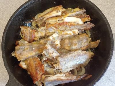 Kepta putasu su svogūnais ir bulvių košės garnyru Žingsnis 8