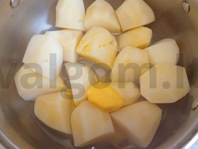 Kepta putasu su svogūnais ir bulvių košės garnyru Žingsnis 10