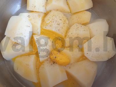 Kepta putasu su svogūnais ir bulvių košės garnyru Žingsnis 11