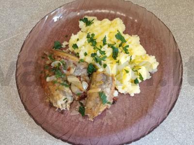 Kepta putasu su svogūnais ir bulvių košės garnyru pagrindine nuotrauka