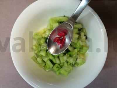 Šaltas sriuba su ayranu, agurkais ir žaliais pomidorais Žingsnis 4