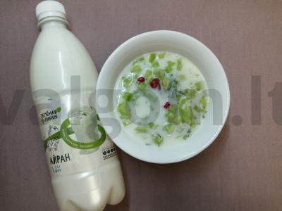 Šaltas sriuba su ayranu, agurkais ir žaliais pomidorais Žingsnis 5