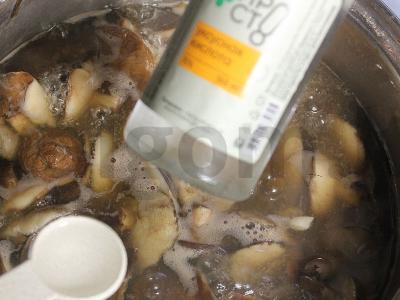 Marinuoti aliejiniai grybai žiemai su acto esencija, gvazdikėliais ir pipirais Žingsnis 5