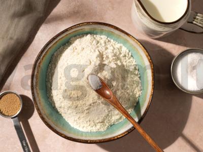 Duona su žolelėmis, česnaku ir sūriu Žingsnis 1