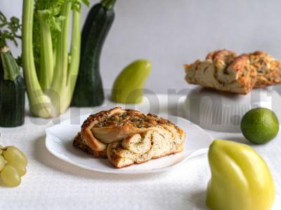 Duona su žolelėmis, česnaku ir sūriu pagrindine nuotrauka