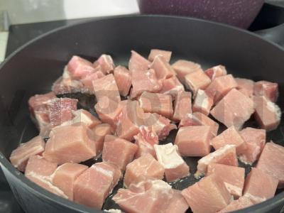 Šurpa su daržovėmis, kiauliena ir prieskoniais Žingsnis 1